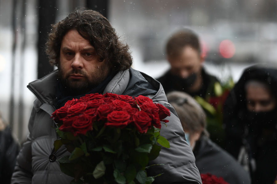 Продюсер Андрей Сергеев у&nbsp;здания театрально-концертного музыкального объединения &laquo;Градский Холл&raquo; в&nbsp;Москве во время церемонии прощания с&nbsp;народным артистом России, певцом Александром Градским, 1&nbsp;декабря 2021&nbsp;года 
