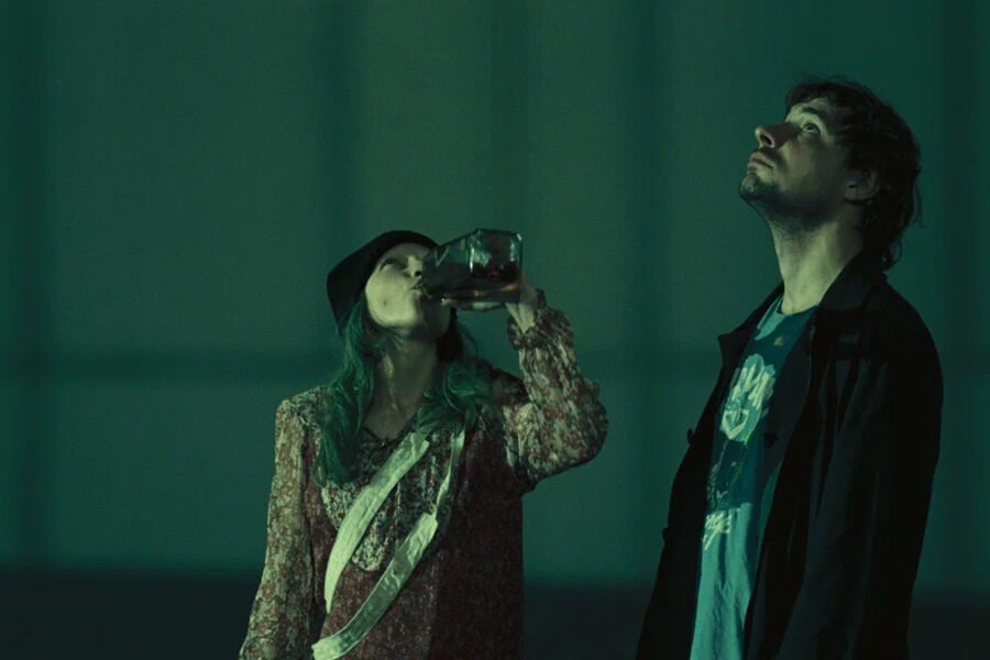 <b>«Русалка» (2007)</b>
<br>
Мелодрама Анны Меликян о&nbsp;девушке Алисе (Мария Шалаева) с&nbsp;уникальными способностями была выдвинута от России на&nbsp;«Оскар» в&nbsp;2008 году. Главная героиня &mdash; неудачница, которая умеет говорить с&nbsp;морем и влиять на&nbsp;происходящие в&nbsp;мире события. В&nbsp;18 лет она переезжает в&nbsp;Москву, спасает Сашу (Цыганов), который хотел спрыгнуть с&nbsp;моста и влюбляется в&nbsp;него. Однажды в&nbsp;порыве ревности она заявляет ему: «Чтоб ты сдох!» &mdash; и понимает, что это пожелание может сбыться.
