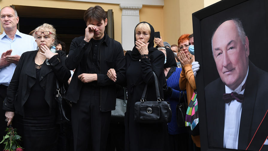 Вдова народного артиста России Бориса Клюева Виктория (справа на&nbsp;первом плане) после церемонии прощания в&nbsp;Малом театре в&nbsp;Москве, 4 сентября 2020 года