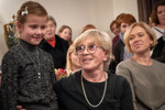 Замужем Фрейндлих была трижды: за однокурсником Владимиром Карасевым (1956-1957), театральным режиссером и актером Игорем Владимировым (1964-1981) и актером и художником Юрием Соловьем (1983-1990). Во втором браке 13 марта 1968 года у актрисы родилась дочь Варвара — она окончила Ленинградский государственный институт театра, музыки и кинематографии и снялась в нескольких фильмах. У Варвары родились двое детей — Никита Владимиров, окончивший Школу-студию МХАТ, и дочь Анна Тарасова.
<br><br>
<b>На фото:</b> актриса Алиса Фрейндлих с внучкой Анной (слева) и дочерью Варварой Фрейндлих (справа), 2014 год