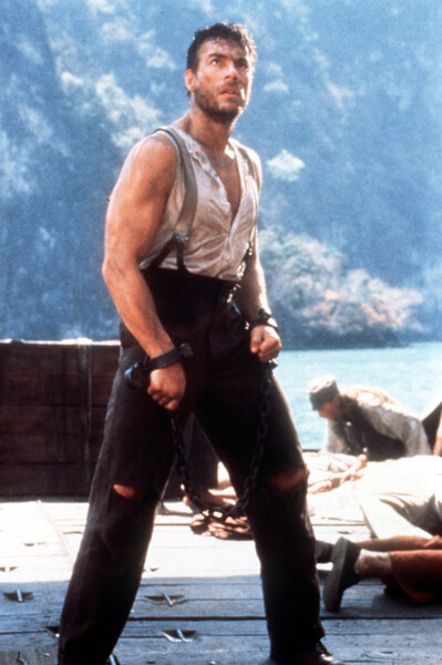 <b>“В поисках приключений” (1996)</b>
<br><br>
Фильм стал режиссерским дебютом Ван Дамма, давно мечтавшего снять свой проект о&nbsp;боевых искусствах. В&nbsp;центре сюжета — Кристофер Дюбуа (Ван Дамм), уличный вор из&nbsp;Нью-Йорка 1920-х годов, который после череды не самых приятных приключений оказывается в&nbsp;затерянном тибетском городе, где принимает участие в&nbsp;тайном турнире лучших бойцов со всего мира. В&nbsp;случае победы Дюбуа получит главный приз — большого дракона, выполненного из&nbsp;чистого золота, но если проиграет, его ждет вечное заключение в&nbsp;стенах затерянного города.
