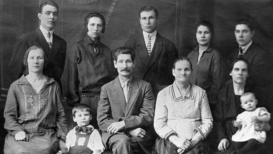 Семейный портрет Брежневых. Во втором ряду крайний слева — Леонид Брежнев, 1930 год