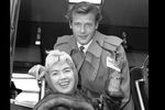 Роджер Мур с супругой Дороти Сквайр в аэропорту Лондона, 1959 год