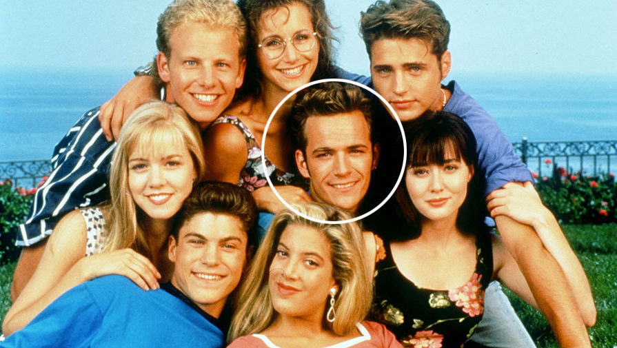 Актеры сериала «Беверли Хиллс 90210» (1990-2000): Люк Перри, Джейсон Пристли, Шеннен Доэрти, Дженни Гарт, Тори Спеллинг, Брайан Остин Грин, Йен Зиринг и Габриель Картерис