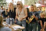 <b>«Короли Догтауна», 2005</b>
<br><br>
В картине «Короли Догтауна» Леджер сыграл торговца досками для серфинга по имени Скип. К нему захаживает компания серферов, которая начинает тестировать поступившие в продажу полиуретановые колеса, — и Скип организовывает команду скейтбордистов.
Саундтреками ленты стали песни Nazareth, Игги Попа, Дэвида Боуи и других звезд. Несмотря на смешанные отзывы критиков, фильм обрел культовый статус и попал в список «500 величайших фильмов всех времен» журнала Empire.