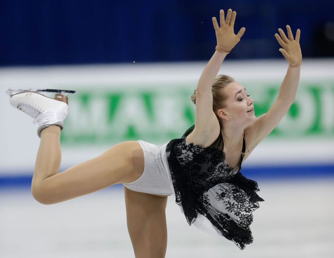 Елена Радионова выступает в произвольной программе женского одиночного катания на чемпионате Европы по фигурному катанию в Братиславе