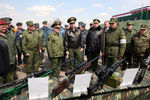 Первый заместитель министра внутренних дел РФ, главнокомандующий внутренними войсками МВД РФ Виктор Золотов (в центре) на оперативно-стратегических учениях внутренних войск МВД России «Заслон-2015» в Южном военном округе, 2015 год