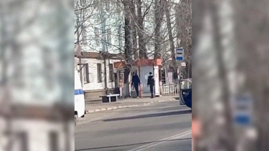 На месте стрельбы в колледже в центре Благовещенска, 14 ноября 2019 года