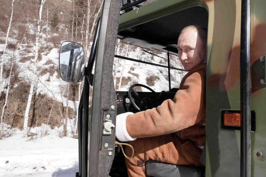 Президент РФ Владимир Путин управляет вездеходом во время прогулки в&nbsp;тайге, 21&nbsp;марта 2021&nbsp;года