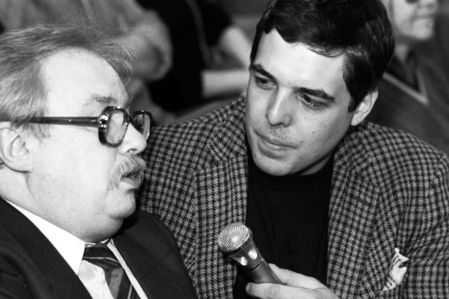 Журналист Александр Любимов берет интервью у&nbsp;генерального директора Российской телерадиокомпании Анатолия Лысенко, 1991&nbsp;год