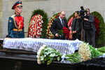 Президент РФ Владимир Путин на церемонии прощания с председателем Верховного суда РФ Ириной Подносовой в траурном зале ЦКБ Управления делами президента РФ в Москве, 24 июля 2025 года