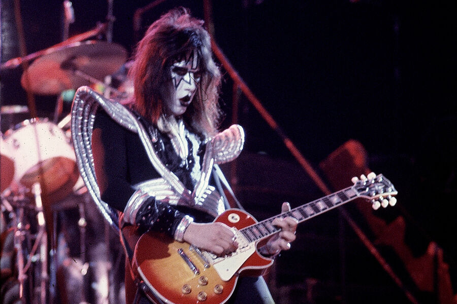 Соло-гитарист группы Kiss Эйс Фрейли во время концерта в&nbsp;Civic Center в&nbsp;Харфорде, штат Коннектикут, 16&nbsp;февраля 1977&nbsp;года