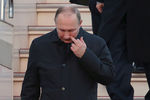 Президент Владимир Путин после прибытия в аэропорт города Убе префектуры Ямагути, 15 декабря 2016 года