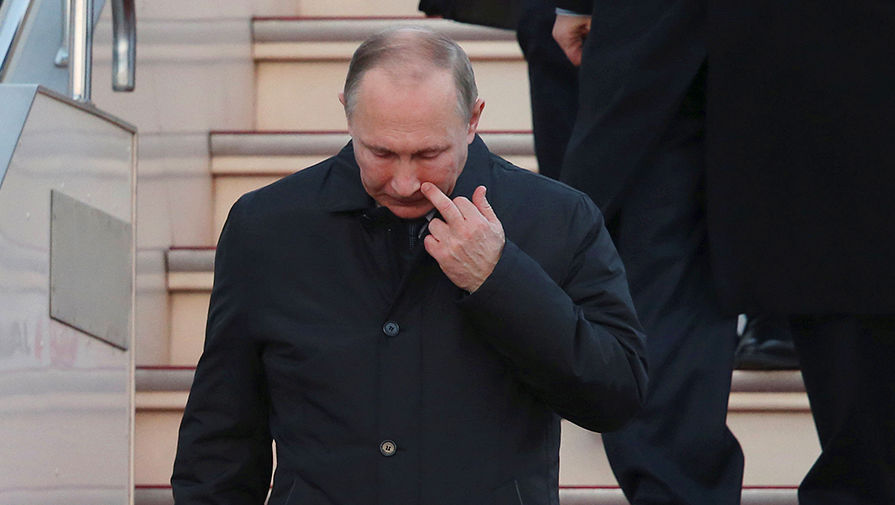 Президент Владимир Путин после прибытия в аэропорт города Убе префектуры Ямагути, 15 декабря 2016 года