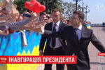 Владимир Зеленский пешком идет на свою инаугурацию, 20 мая 2019 года