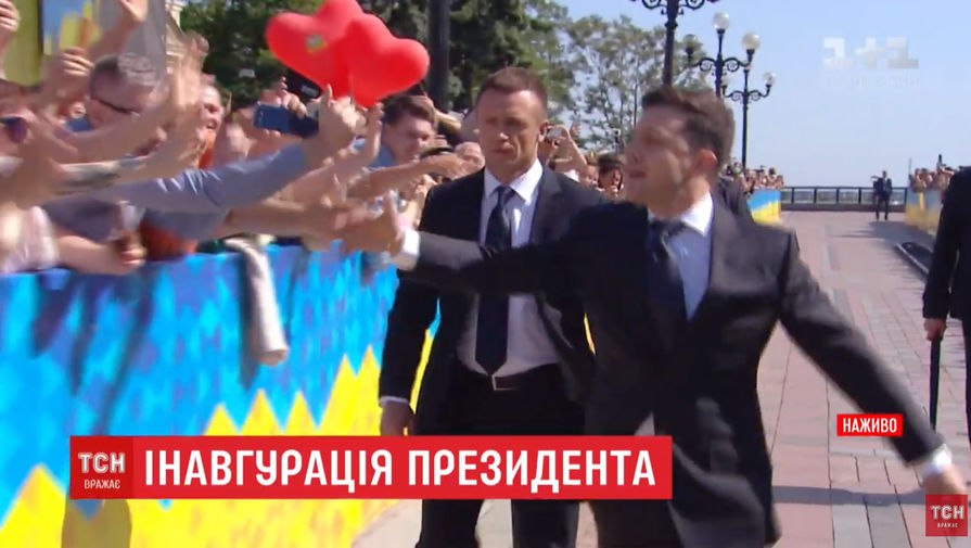 Владимир Зеленский пешком идет на свою инаугурацию, 20 мая 2019 года