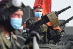 Военнослужащие во время подготовки к ночной репетиции парада в честь 75-летия Победы в Великой Отечественной войне в Москве, 17 июня 2020 года