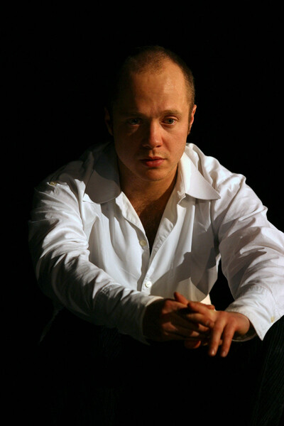 Евгений Стычкин в&nbsp;сцене из&nbsp;спектакля &laquo;Проявления любви&raquo;, 2006&nbsp;год