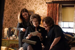 <b>«Август: Графство Осейдж» (2013)</b>
<br><br>
В трагикомедии о похоронах исчезнувшего главы семьи Уэстон Мэрил Стрип воплотила его вдову — больную раком ротовой полости, но не переставшую курить и горстями глотающую транквилизаторы.
<br><br>
Сюжет картины пересказывать совершенно бессмысленно — как это обычно бывает с семейными драмами. Все смеются, плачут, ссорятся, мирятся, рассказывают семейные тайны одним родственникам — и скрывают их от других. Дочь героини Мэрил Стрип сыграла Джулия Робертс. Также в картине приняли участие Бенедикт Камбербэтч, Юэн Макгрэгор и Джульетт Льюис.
