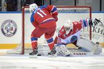7 октября 2015 года. Президент РФ Владимир Путин (слева) принимает участие в матче между сборной командой чемпионов Ночной хоккейной лиги (НХЛ) и сборной Правления и почетных гостей Ночной хоккейной лиги (НХЛ)