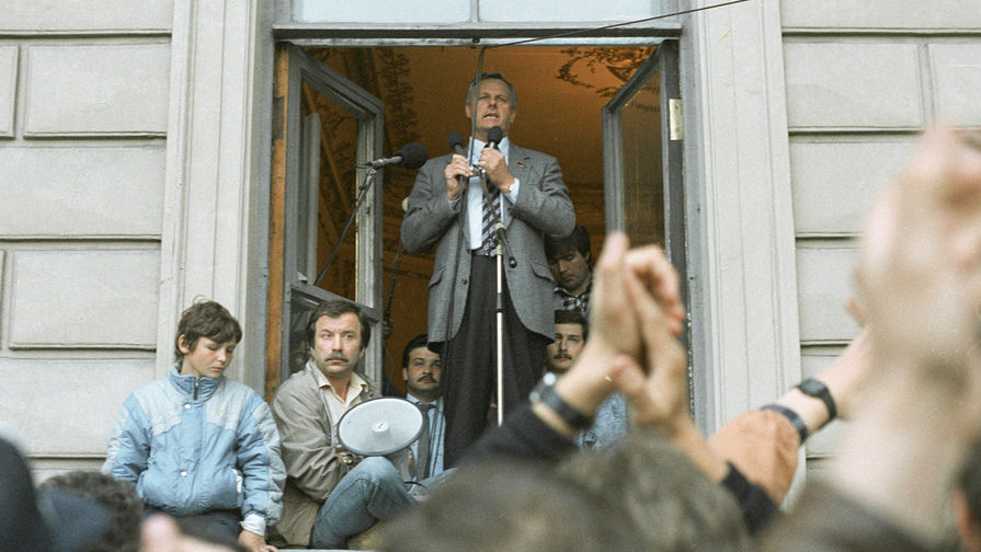 Мэр Ленинграда Анатолий Собчак во время митинга в&nbsp;поддержку Бориса Ельцина и российского правительства во время путча ГКЧП, август 1991 года