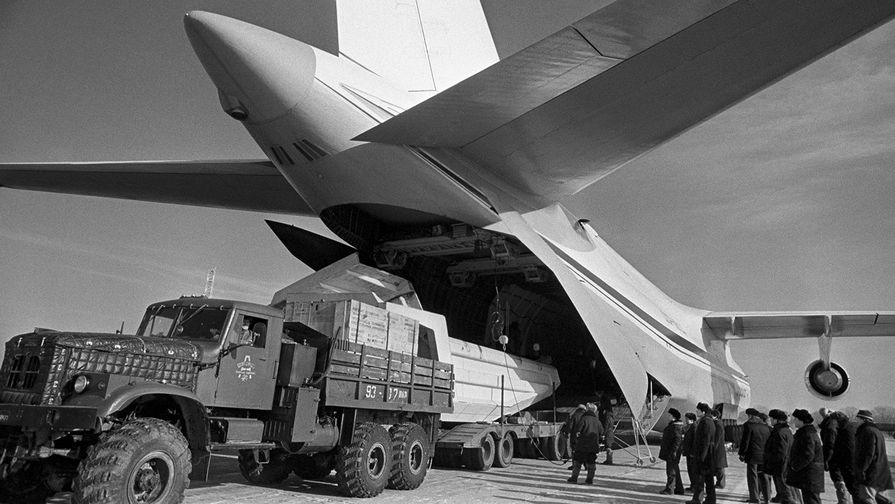 Самолет Ан-124 «Руслан» в Владивостокском аэропорту, 1985 год