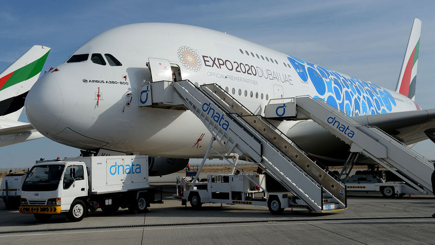 Лайнер Airbus A380-800 авиакомпании Emirates с символикой EXPO2020