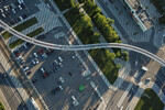 Вид с квадрокоптера на линию монорельса в Москве в районе ВДНХ, 09 июня 2022 года