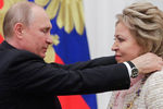 Президент России Владимир Путин и спикер Совета Федерации РФ Валентина Матвиенко, награжденная орденом святого апостола Андрея Первозванного, на церемонии вручения государственных наград РФ в Кремле, 23 мая 2019 года 