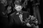 <b>Валентин Юдашкин (14 октября 1963 — 2 мая 2023)</b> — советский и российский художник-модельер, кутюрье. Он первым из российских дизайнеров был принят в Синдикат высокой моды Парижа и представлял свои коллекции во французской столице с 1991 по 2022 год. Помимо платьев в виде яиц Фаберже, ныне хранящихся в Лувре и Калифорнийском музее моды, он шил одежду для олимпийцев и звезд эстрады — притом как отечественной, так и зарубежной.
