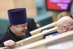 Глава синодального отдела РПЦ по взаимоотношениям Церкви и общества протоиерей Всеволод Чаплин (слева) перед заседанием рождественских парламентских встреч в рамках ХХII Рождественских образовательных чтений, посвященных 700-летию преподобного Сергия Радонежского