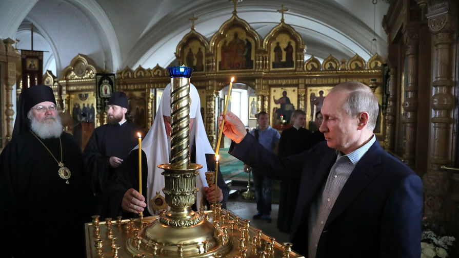 Патриарх Московский и всея Руси Кирилл и президент России Владимир Путин во время посещения Спасо-Преображенского Валаамского ставропигиального монастыря, 11&nbsp;июля 2017&nbsp;года
