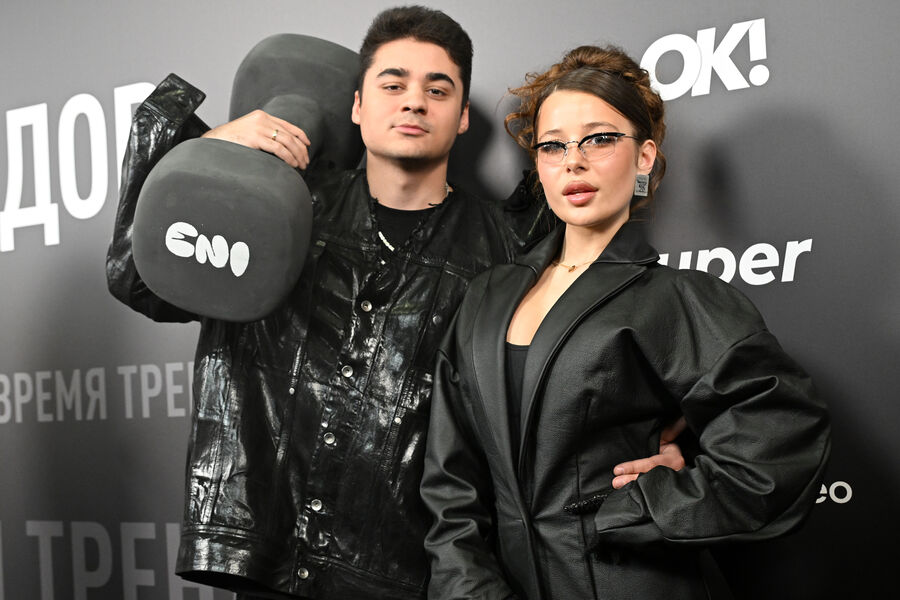 Блогеры Аля Аникеева и Эмиль Иманов на музыкальной премии «Жара Media Awards 2025» в концертном зале «Live Арена» в Московской области, 30 октября 2025 года