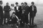 Георгий Гурьянов, Борис Гребенщиков, Джоанна Стингрей, Юрий Каспарян, Виктор Цой, Игорь Тихомиров, Александр Титов, Сергей Бугаев, Андрей Крисанов на свадьбе Юрия Каспаряна и Джоанны Стингрей в Ленинграде, 2 ноября 1987 года