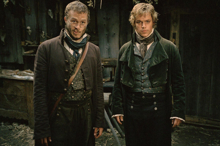 <b>«Братья Гримм», 2005</b>
<br><br>
В&nbsp;сказочной ленте режиссера Терри Гиллиама «Братья Гримм» о&nbsp;вымышленных приключениях двух немецких сказочников Леджер сыграл Якоба Гримма. Второго брата Вильгельма на&nbsp;экране воплотил Мэтт Дэймон. По&nbsp;сюжету они &mdash; мелкие жулики, которые занимаются изгнанием «нечисти» из&nbsp;людей. К&nbsp;настоящим братьям Гримм эти персонажи имеют только косвенное отношение. Критики не оценили абсурдный сюжет и юмор картины.