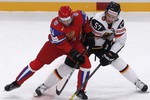 Борьбу за шайбу ведут Александр Попов и Марсель Гоч