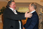 Жерар Депардье во время встречи с Владимиром Путиным в Сочи (2013)