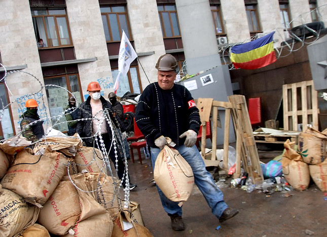 Сторонники федерализации Украины у здания облгосадминистрации в Донецке