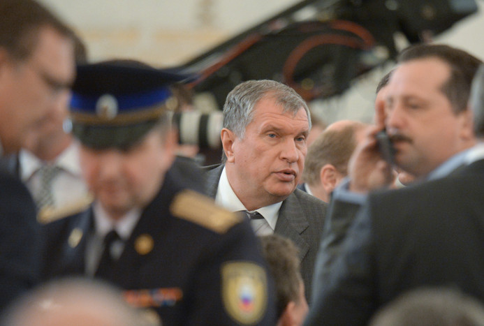 Председатель правления, заместитель председателя совета директоров ОАО «НК «Роснефть» Игорь Сечин (в центре) перед началом оглашения ежегодного послания президента Российской Федерации Федеральному собранию в Георгиевском зале Кремля