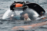 Владимир Путин во время погружения на спускаемом аппарате «Си-Эксплорер» на дно Черного моря у берегов Крыма
