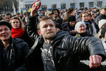 Участники митинга за освобождение украинской летчицы Надежды Савченко закидывают яйцами посольство России в Киеве