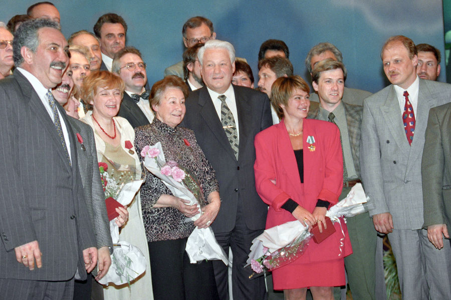 Борис Ельцин вручает государственные награды сотрудникам ВГТРК, 1996&nbsp;год. Крайний справа&nbsp;- первый заместитель председателя компании Анатолий Лысенко