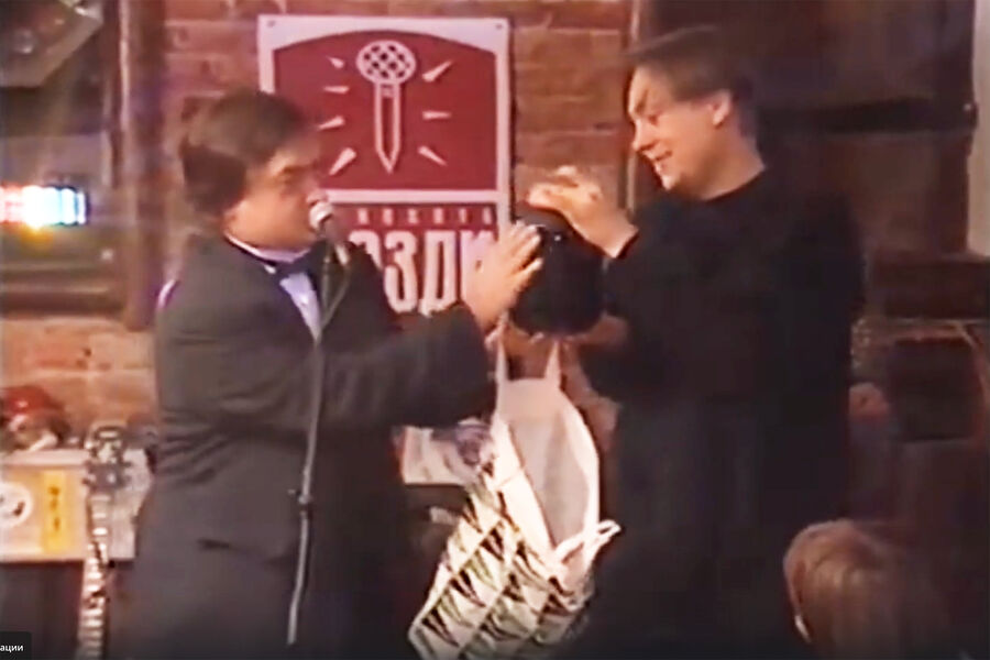 <b>&laquo;Пресс-экспресс&raquo; (1992&ndash;1999)</b>
<br><br>
Если романтические шоу за&nbsp;последние 30&nbsp;лет никак не утратили в&nbsp;популярности и актуальности &mdash; и ту же реинкарнацию &laquo;Любви с&nbsp;первого взгляда&raquo; вполне себе можно представить и в&nbsp;2025-м, то вот &laquo;Пресс-экспресс&raquo; в&nbsp;наше время ощущается настоящим архаизмом. Передача, если вы вдруг так подумали, не рассказывала, как в&nbsp;кратчайшие сроки превратить один кубик на&nbsp;животе в&nbsp;восемь, но являлась обзором наиболее интересных газетных публикаций дня. &laquo;Пресс-экспресс&raquo; анонсировали как проект &laquo;либо для&nbsp;бедных и ленивых, либо для&nbsp;очень занятых людей&raquo;, а его бессменным ведущим являлся скончавшийся в&nbsp;2024-м журналист Андрей Егоршев. Из&nbsp;забавного: за&nbsp;200 тыс. рублей главный редактор любого издания мог получить 2&nbsp;минуты рекламного времени в&nbsp;эфире, а за&nbsp;600 тыс. &mdash; целый десятиминутный сюжет, посвященный его газете или конкретной публикации, в&nbsp;субботнем выпуске.