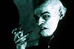 <b>«Тень вампира» (2000)</b>
<br><br>
Постепенно члены съемочной группы начинают понимать, что перед ними настоящий вампир. И лишь Фридрих Мурнау (Джон Малкович) одержим работой и не замечает смерти коллег.
Кстати, в 2024 году вышел ремейк «Носферату», в котором Дефо сыграл роль швейцарского профессора, единственного, кто разбирается в паранормальных явлениях.
