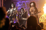 Участники группы Kiss Джин Симмонс (слева), Эйс Фрейли (в центре) и Пол Стэнли (справа) выступают во время записи концерта, посвященного 50-летию American Bandstand в Пасадене, Калифорния, 19 апреля 2002 года 