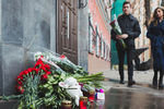 Москвичи несут цветы и мягкие игрушки в память о погибших в ТЦ «Зимняя вишня» к зданию представительства Кемеровской области в Москве, 26 марта 2018 года