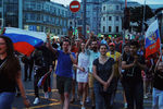 Болельщики празднуют победу сборной России в центре Москвы, 1 июля 2018 года