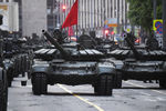 Танки Т-72 перед началом ночной репетиции парада в Москве в честь 75-летия Победы в Великой Отечественной войне, 17 июня 2020 года