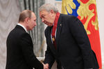 Президент России Владимир Путин и президент Российской академии наук (РАН) Владимир Фортов во время церемонии награждения орденом «За заслуги перед Отечеством» II степени в Кремле, 2016 год