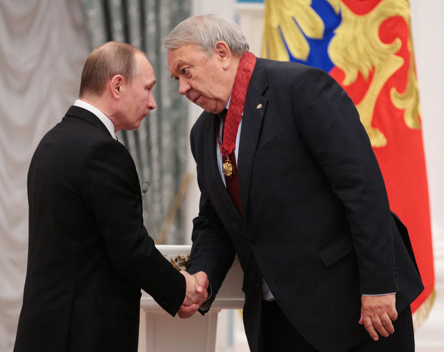 Президент России Владимир Путин и президент Российской академии наук (РАН) Владимир Фортов во время церемонии награждения орденом &laquo;За заслуги перед&nbsp;Отечеством&raquo; II степени в&nbsp;Кремле, 2016 год